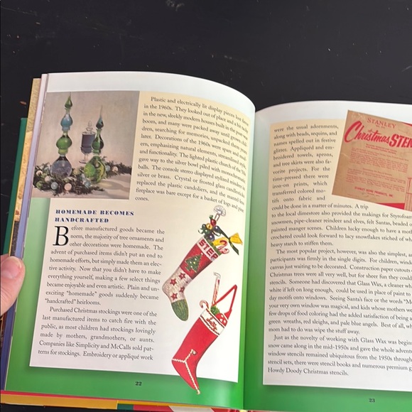 It's a Wonderful Christmas Book - Picture 4 of 7